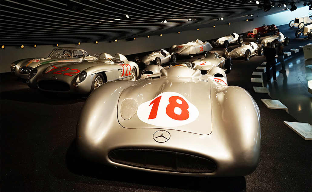 Accessoires de voiture à l'exposition du musée Mercedes Benz Photo